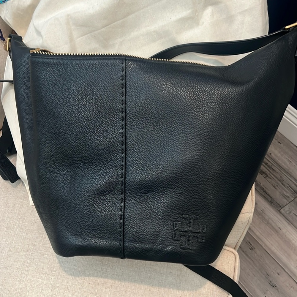 Fabulous condition Tory Burch McGraw bucket bag. Used maybe 2 times